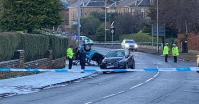 Elizabeth Hospital - Two people rushed to hospital after car flips onto roof in Glasgow crash - dailyrecord.co.uk