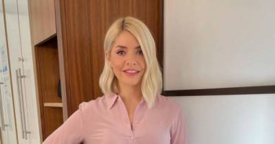 Holly Willoughby stuns in £175 black mini leather skirt on This Morning – copy her look here - www.ok.co.uk