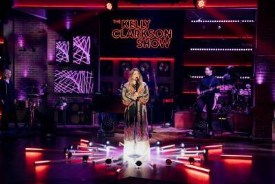 Kelly Clarkson Belts Out Soulful Rendition Of H.E.R.’s ‘Hard Place’ - etcanada.com - USA