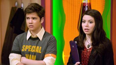 Paramount+ Teases ‘iCarly’ Revival With On-Set Cast Photo Featuring Miranda Cosgrove & More - deadline.com