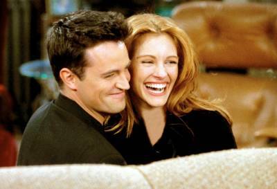 ‘Friends’ Writers Reveal How Matthew Perry Convinced Julia Roberts To Guest Star - etcanada.com