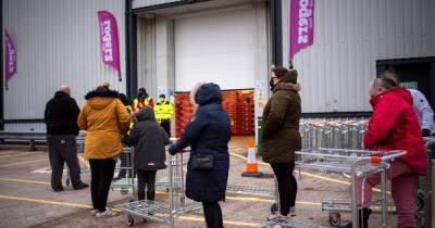 Savvy shoppers queue up at 'gone past best' warehouse in Stockport for half-price food - www.manchestereveningnews.co.uk