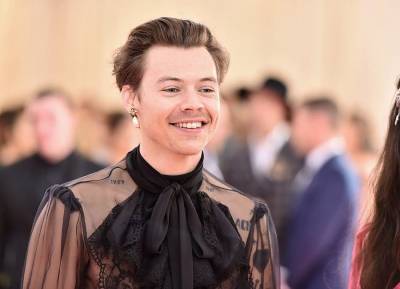 Harry Styles spotted holding hands with his director at friend’s wedding - evoke.ie