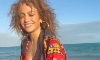 Jennifer Lopez WOWS in red bikini as she performs yoga on beach - hellomagazine.com