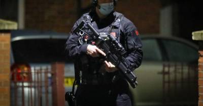 Armed police and ambulances scrambled to residential estate in east Manchester - www.manchestereveningnews.co.uk - Manchester