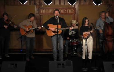 Watch Sturgill Simpson bring a bluegrass rendition of ‘Life of Sin’ to ‘Fallon’ - www.nme.com