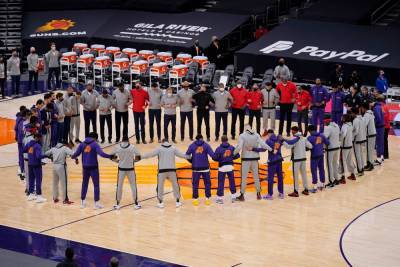 Toronto Raptors, Suns Link Arms In Solidarity Hours After Storming Of U.S. Capitol - etcanada.com