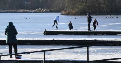 East Kilbride residents urged not to walk or skate on frozen water - www.dailyrecord.co.uk