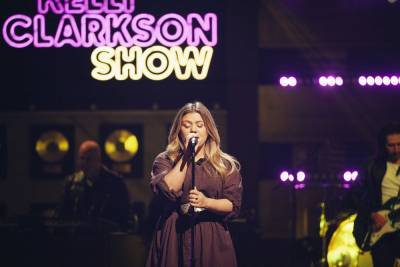 Kelly Clarkson Delivers Groovy Cover Of Drake’s ‘Hold On, We’re Going Home’ - etcanada.com - USA - Jordan