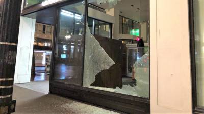 Portland rioters smash courthouse window, damage businesses before police declare unlawful assembly - www.foxnews.com - city Portland