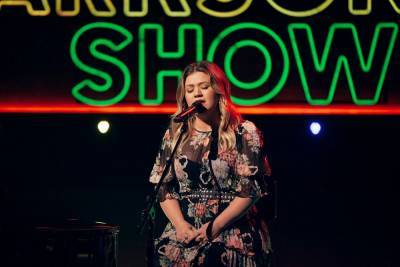 Kelly Clarkson Performs Powerful Cover Of Kacey Musgraves’ Ballad ‘Rainbow’ - etcanada.com - Washington