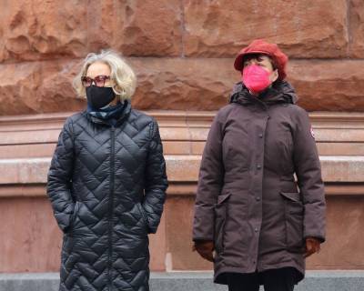 Susan Sarandon And Jessica Lange Give Money To Homeless People While Out Walking In New York - etcanada.com - New York - New York