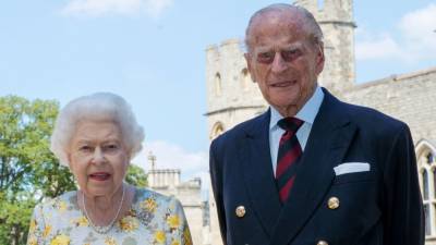 Queen Elizabeth and Prince Philip Receive COVID-19 Vaccinations - www.etonline.com