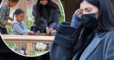 Pregnant Kylie Jenner hides her baby bump on a play date in LA - www.msn.com