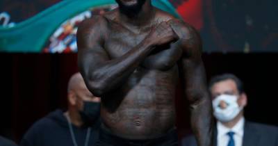 Tyson Fury vs Deontay Wilder DELAYED as American has 'issue with his gloves' - www.manchestereveningnews.co.uk - Britain - USA