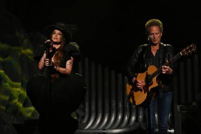 Fleetwood Mac - Lindsey Buckingham - Halsey Welcome Ex-Fleetwood Mac Guitarist Lindsey Buckingham For ‘SNL’ Performance, Plays Kendall Jenner In Sketch - etcanada.com
