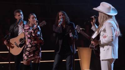 'The Voice' Sneak Peek: Girl Named Tom and Kinsey Rose Get a Standing Ovation in First Battle of Season 21 - www.etonline.com