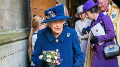 Queen Elizabeth II uses cane to walk into Westminster Abbey - abcnews.go.com - Britain