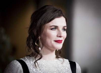 Aisling Bea hilariously claps back after fans question her English accent - evoke.ie - Britain