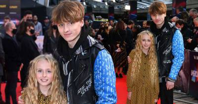David Tennant's daughter Olive poses with brother Ty at premiere - www.msn.com