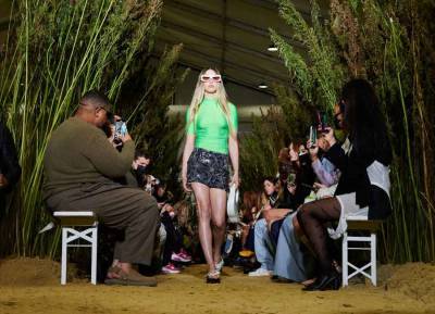 Steve Jobs’ daughter Eve makes a splash on the catwalk at Paris Fashion Week - evoke.ie