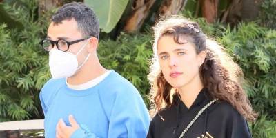 Jack Antonoff - Margaret Qualley - Margaret Qualley & Jack Antonoff Share a Kiss While Out in Los Angeles! - justjared.com - Los Angeles