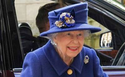 Queen Elizabeth Uses a Cane in Public for First Time in Years - www.justjared.com - Britain - London