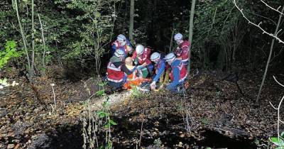 Mountain rescuers rush to help man stuck down hill at Tameside park - www.manchestereveningnews.co.uk