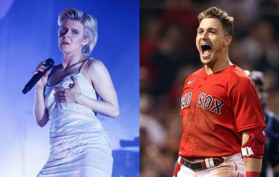 Watch Boston Red Sox celebrate win by singing Robyn’s ‘Dancing On My Own’ - www.nme.com - USA - county Bay - Boston