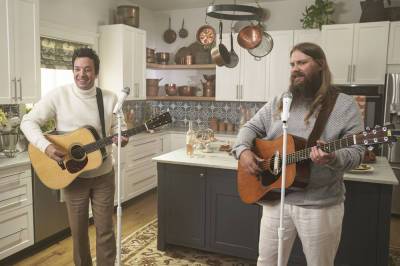 Chris Stapleton And Jimmy Fallon Sing About Their Obsession With Nancy Meyers Movies In ‘Tonight Show’ Skit - etcanada.com