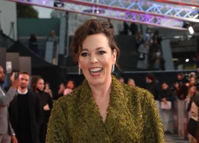 Olivia Colman ditches her heels to go barefoot at the premiere of her new film - evoke.ie - London