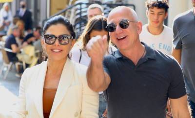 Jeff Bezos & Girlfriend Lauren Sanchez Are All Smiles After a Lunch Date in New York City - www.justjared.com - New York - city Sanchez