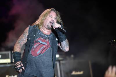 Vince Neil Rushed To Hospital After Falling Off Stage & Breaking Ribs - etcanada.com - Tennessee - county Ford