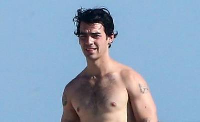 Joe Jonas Spotted Going Shirtless During Beach Day in Miami - www.justjared.com - Miami - Florida - county Palm Beach - city Tampa - city Jacksonville