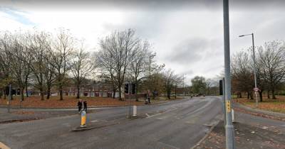 Man 'stabbed at random' in Moss Side as police issue update - www.manchestereveningnews.co.uk