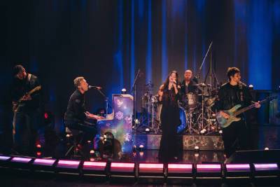 Selena Gomez Joins Coldplay To Perform ‘Let Somebody Go’ For The First Time - etcanada.com