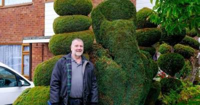 Gardener warned by police over 'obscene' hedge after neighbour complaint - www.manchestereveningnews.co.uk