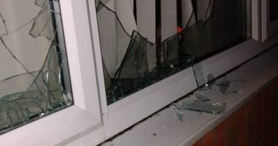 Dopey thugs wielding weapons leave dad terrified after smashing wrong flat window - www.manchestereveningnews.co.uk