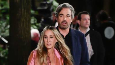 Sarah Jessica Parker Kisses Jon Tenney on 'Sex and the City' Reboot Set, Has Fans Asking About Mr. Big - www.etonline.com - New York
