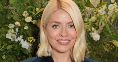 Holly Willoughby praised by fans as she shares candid selfie: 'When you look in the mirror for the first time' - www.ok.co.uk