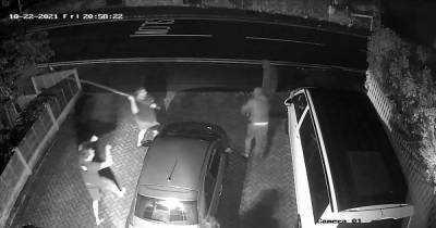 Family left 'scared to death' after brazen thieves try to steal car from driveway - www.manchestereveningnews.co.uk - county Newton