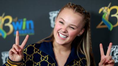 JoJo Siwa Dyed Her Hair Brown, and She Looks Totally Different - www.glamour.com - Los Angeles