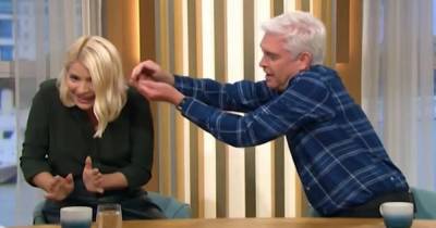 Holly Willoughby freaks out and screams as Philip Schofield spots spider in her hair - www.ok.co.uk