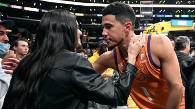Devin Booker Kisses Kendall Jenner Courtside in Rare Display of PDA - www.etonline.com - Los Angeles