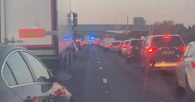 Busy Scots M90 shut down due to 'police incident' as traffic brought to halt - www.dailyrecord.co.uk - Scotland