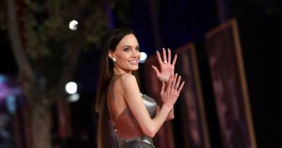 Social media reacts to Angelina Jolie's hair extension malfunction - www.wonderwall.com - Indonesia