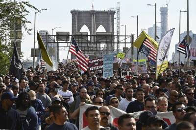NYC Firefighters And Police Officers Join Thousands In Brooklyn Bridge March Against City Vaccine Mandate - deadline.com - New York - city Brooklyn