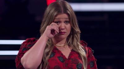 'The Voice': Girl Named Tom's Tribute to Their Ailing Dad Brings Kelly Clarkson to Tears - www.etonline.com - city Wichita