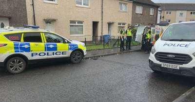 Police swarm Grangemouth street amid 'ongoing incident' with officers currently at scene - www.dailyrecord.co.uk