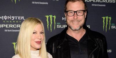 Whitney Cummings - Tori Spelling Refuses to Answer Question About Dean McDermott Marriage Rumors - justjared.com